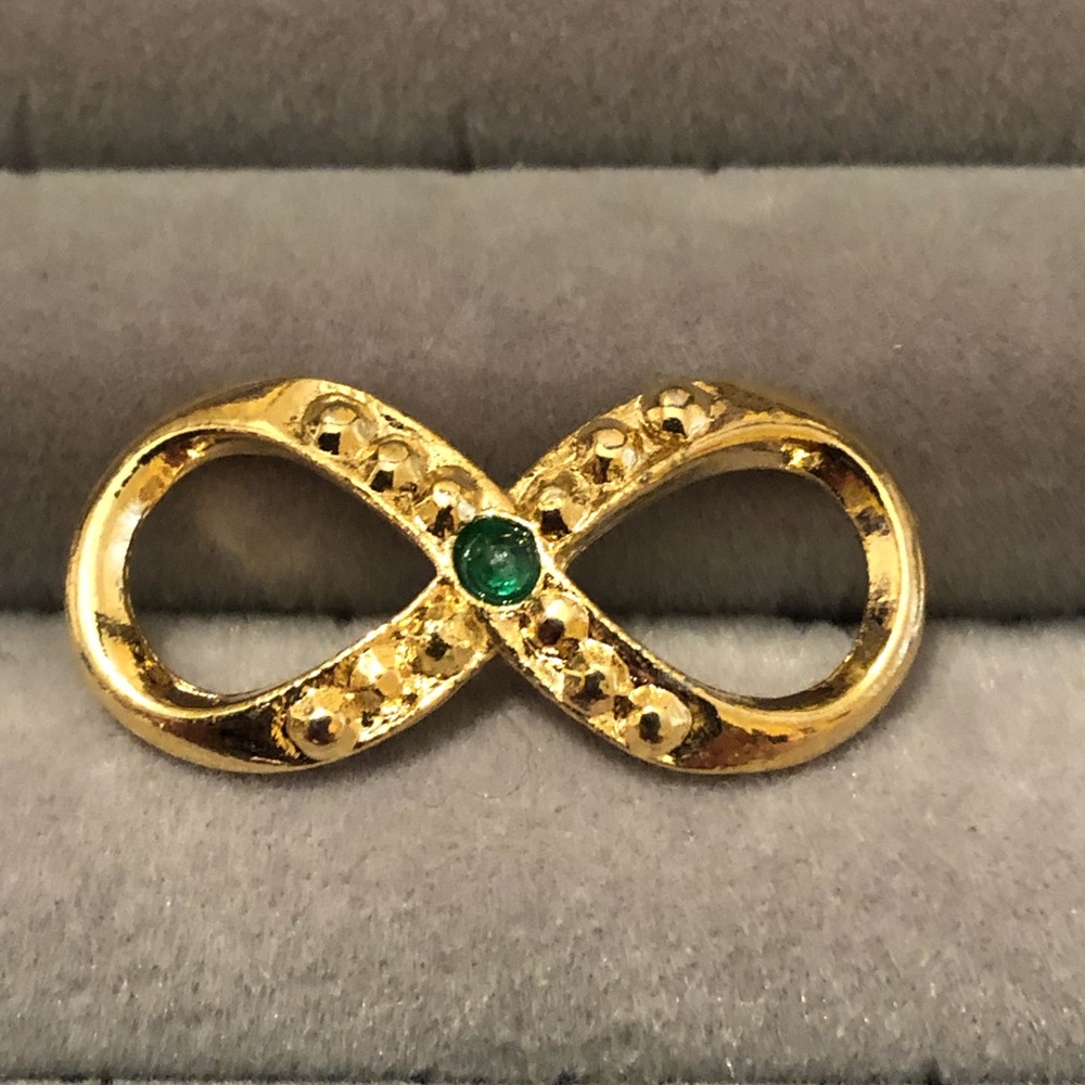 🌸VTG Hattie Carnegie Gold Tone Emerald Rhinestone Infinity Pin